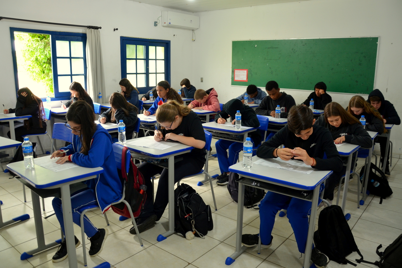 Alunos de Siderópolis passam por avaliação da prova do SAEB   