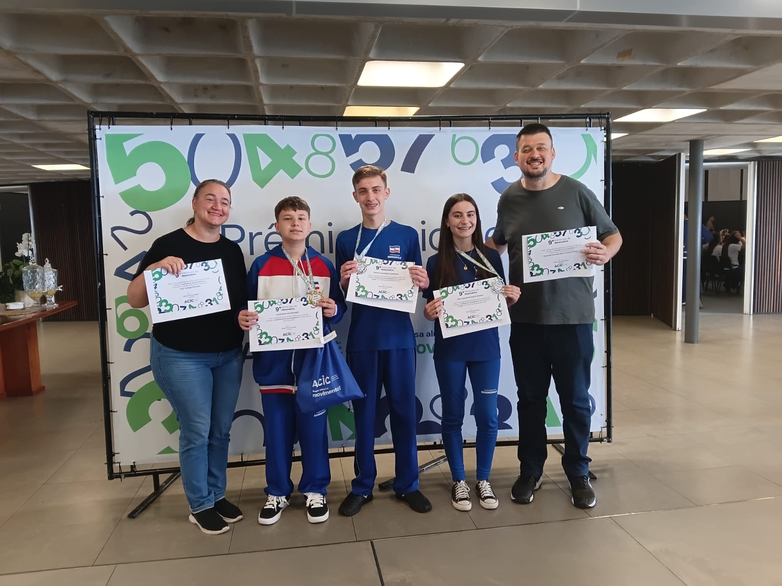 Uma educadora, quatro medalhas: professora conduz talentos de Siderópolis
