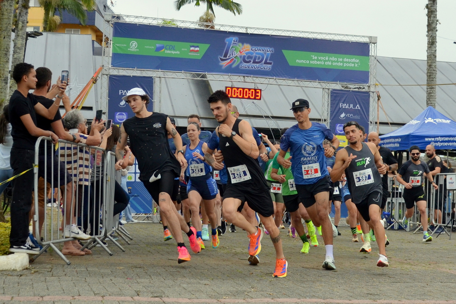 Corrida da CDL de Siderópolis reúne mais de mil pessoas na Piazza Nova Bell